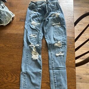 American Eagle size 6 ripped jeans no stains great shape